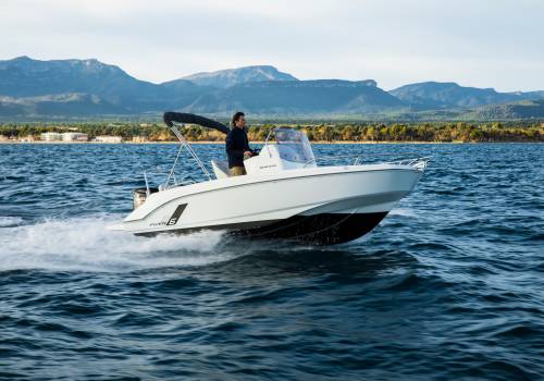 Beneteau Flyer 6 Spacedeck varend te water