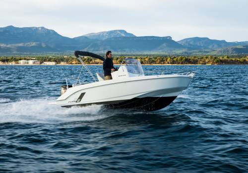 Beneteau Flyer 6 Spacedeck varend te water