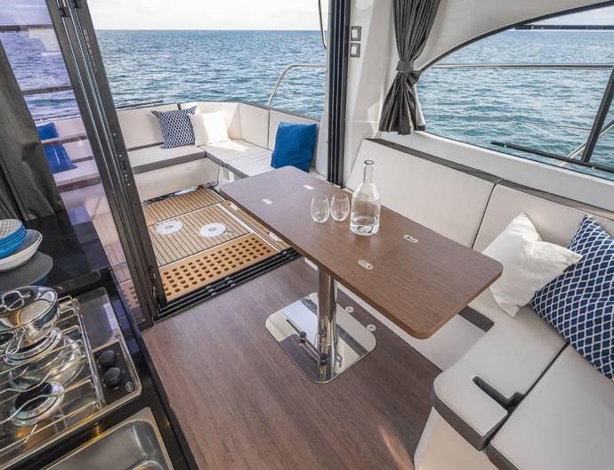 Beneteau Antares 11 Fly met een geweldig uitzicht op zee