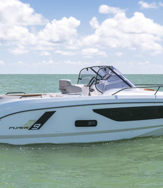 Beneteau Flyer 9 Sundeck te water