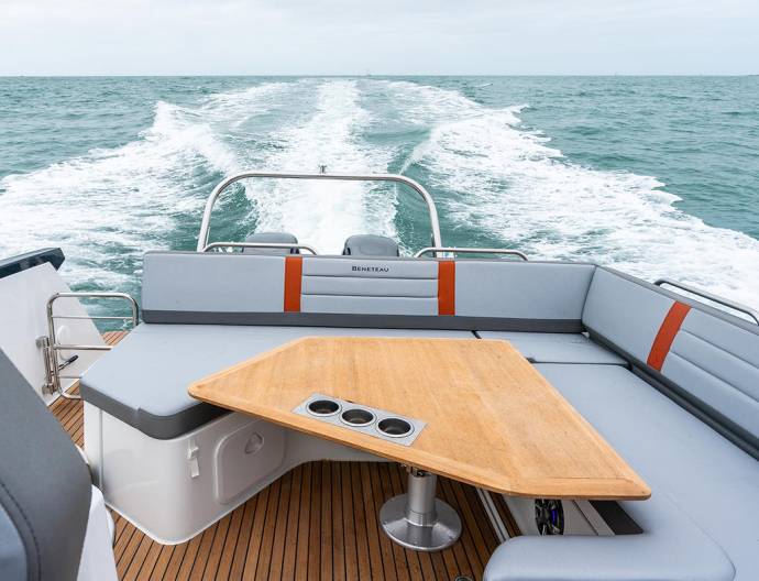beneteau flyer 10 motorboot