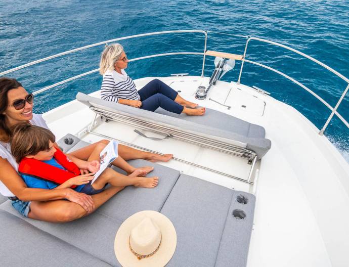 Swift Trawler 41 voor deck met verstelbare lounge